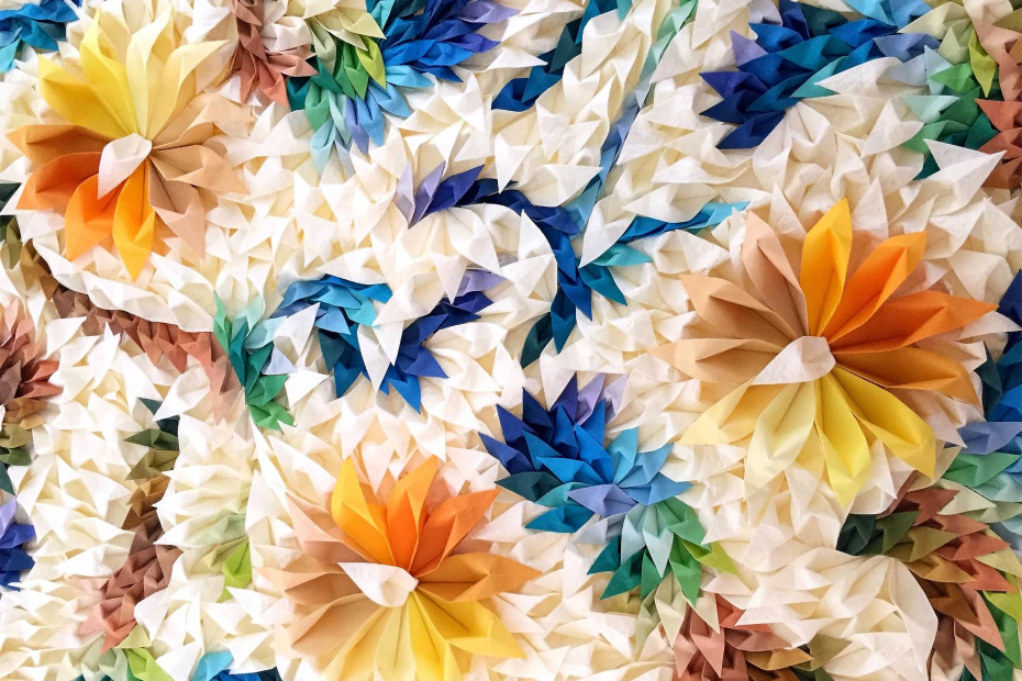 Armoire à bijoux d'art en papier origami avec pétales multicolores