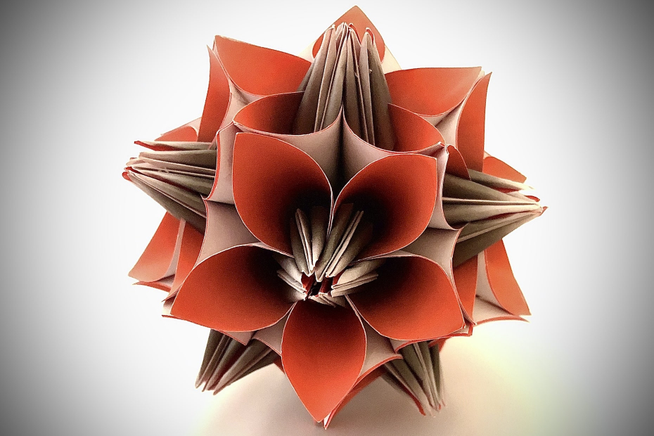Kusudama traditionnel modifié, rouge et noir