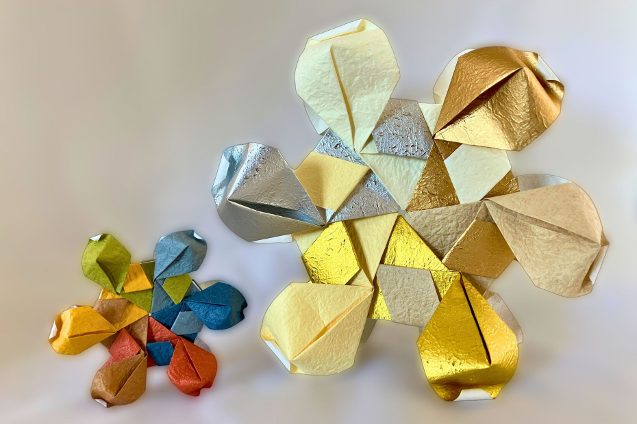 Fleur de frangipanier en origami à six pétales