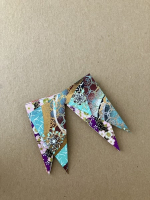 Step 3 starfish mandala: Spread 12 pieces of cut paper into a fan.